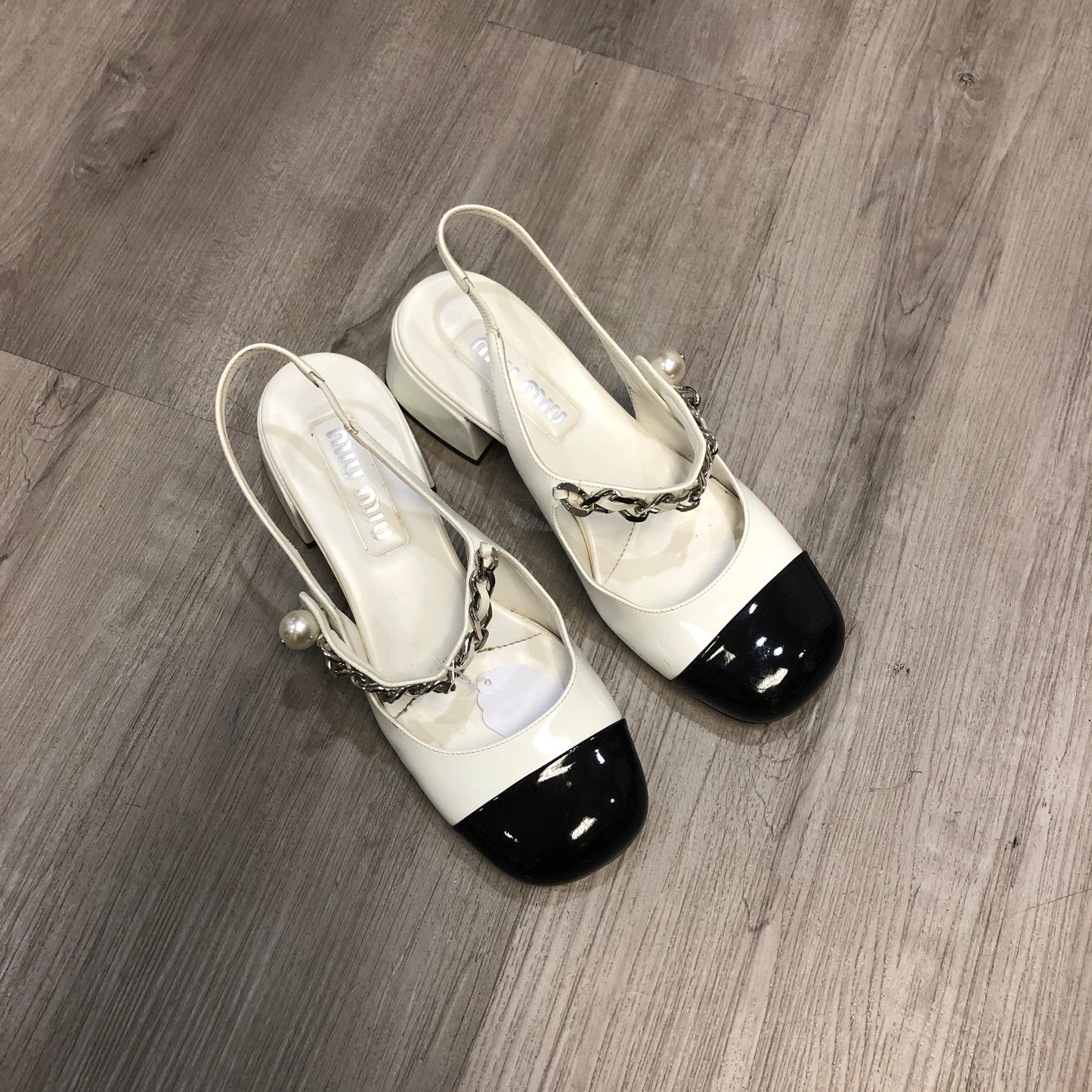Miu Miu Women's Patent Leather Two-Tone Pearl Chain Slingback Block Heel Pumps Shoes 38 Cream Black