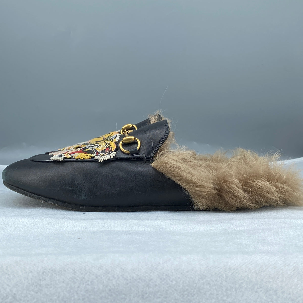 Gucci Women‘s Black Leather Fur Lined Tiger Embroidered Mule  Size 38.5