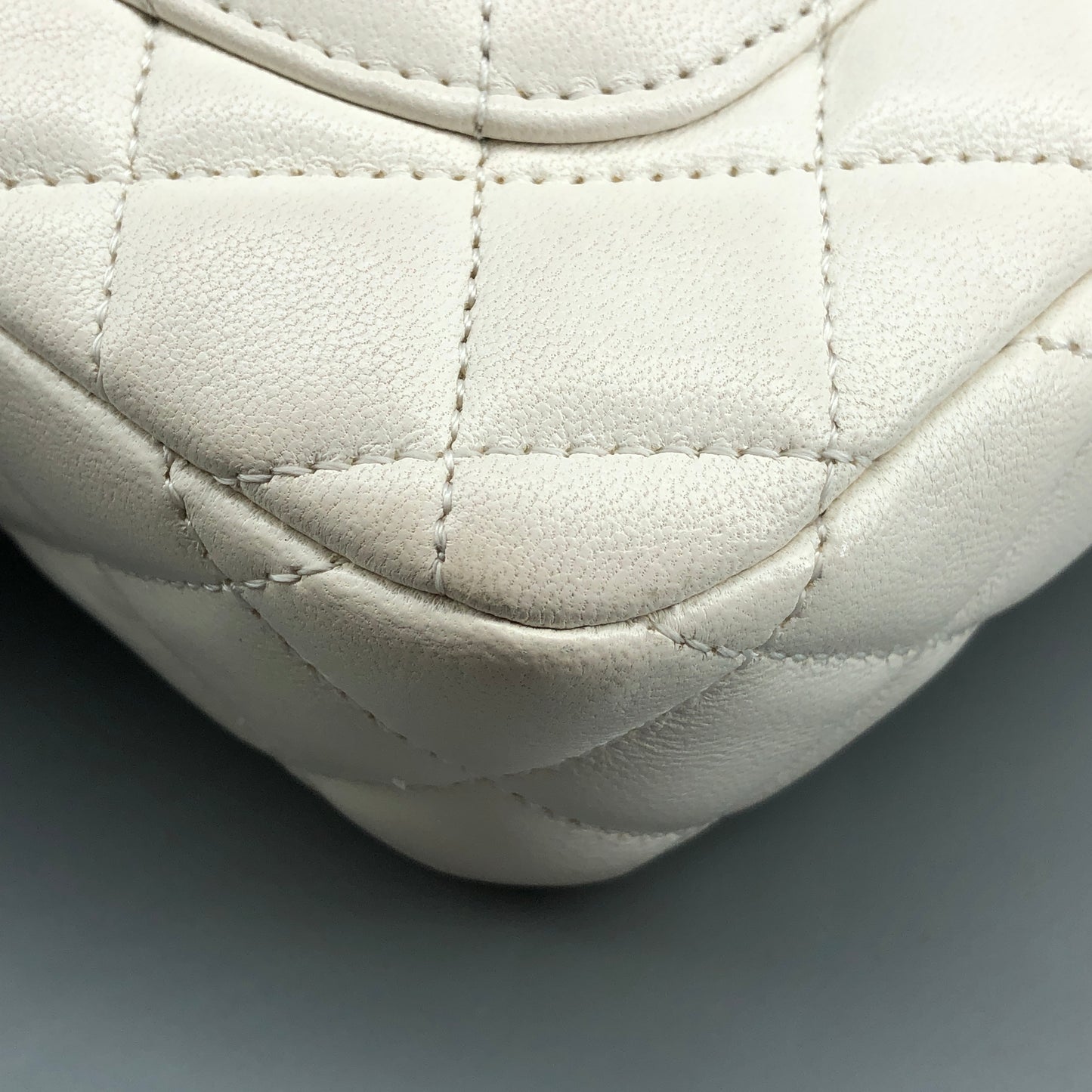 Chanel Lambskin Enamel Quilted Mini Coco Hearts Square Flap White Bag 清理中