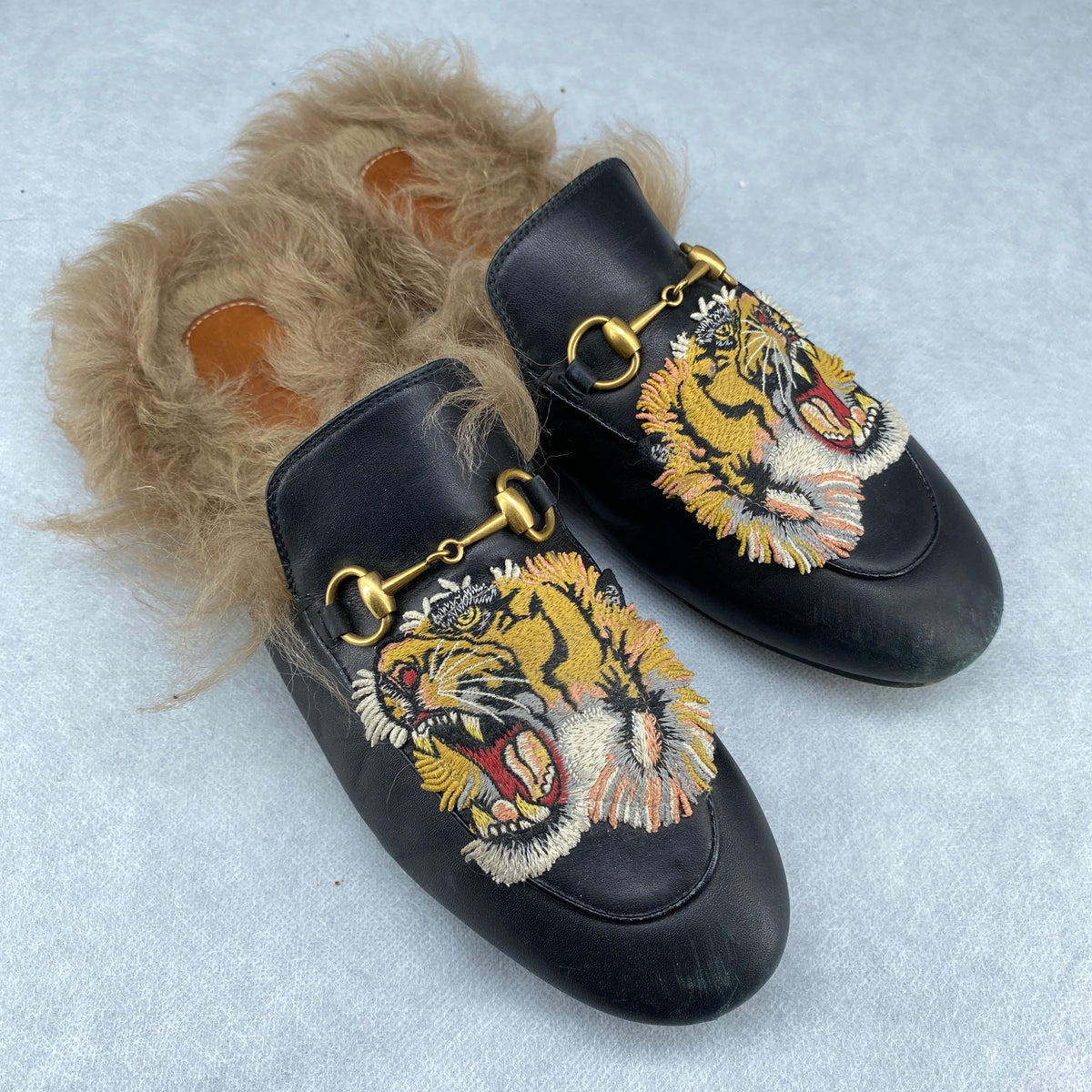 Gucci Women‘s Black Leather Fur Lined Tiger Embroidered Mule  Size 38.5