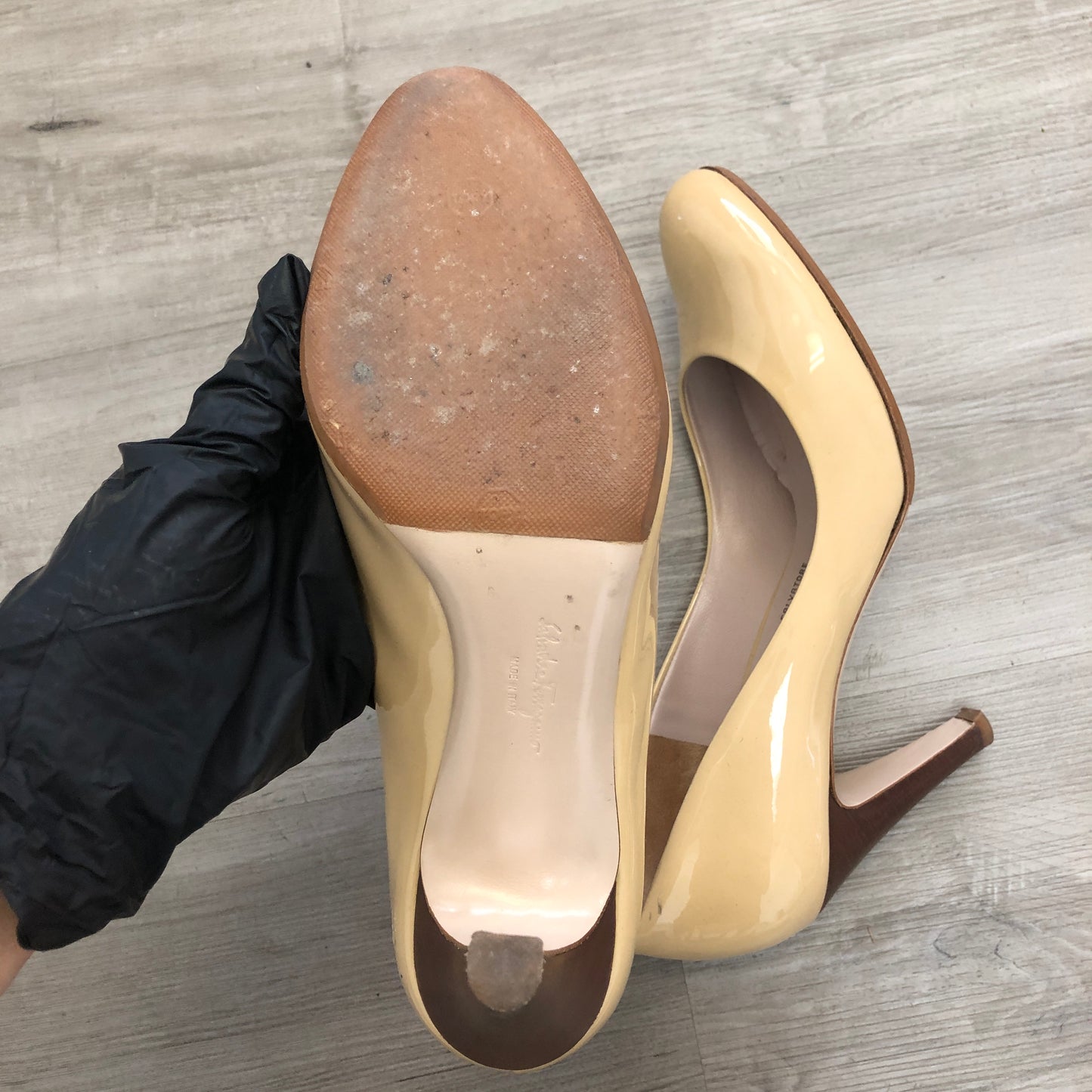 Salvatore Ferragamo Women‘s Patent Leather Round Toe Mid Heel Pumps Shoes 7.5B Beige