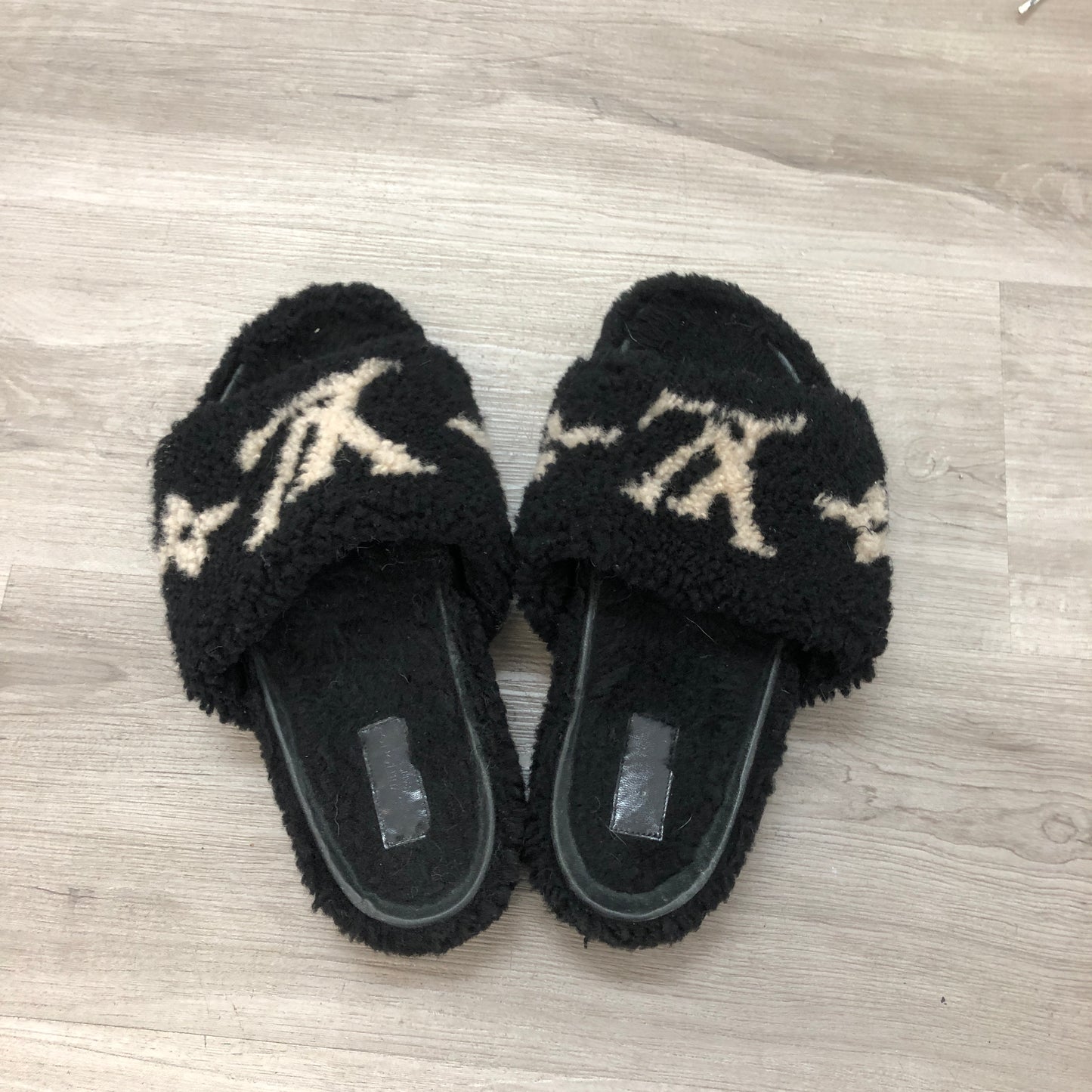 Louis Vuitton Unisex Teddy Shearling Monogram Slide Sandal 40 Black Beige Two-Tone