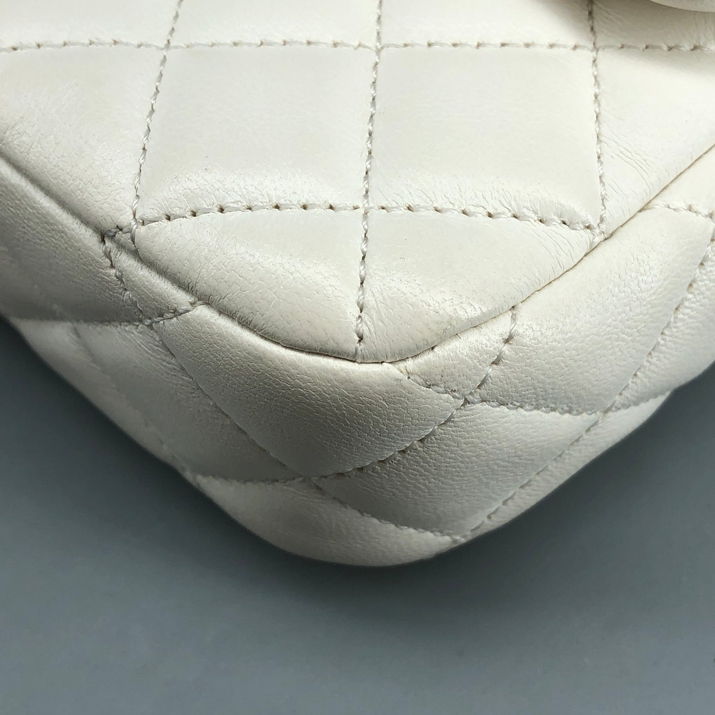 Chanel Lambskin Enamel Quilted Mini Coco Hearts Square Flap White Bag 清理中