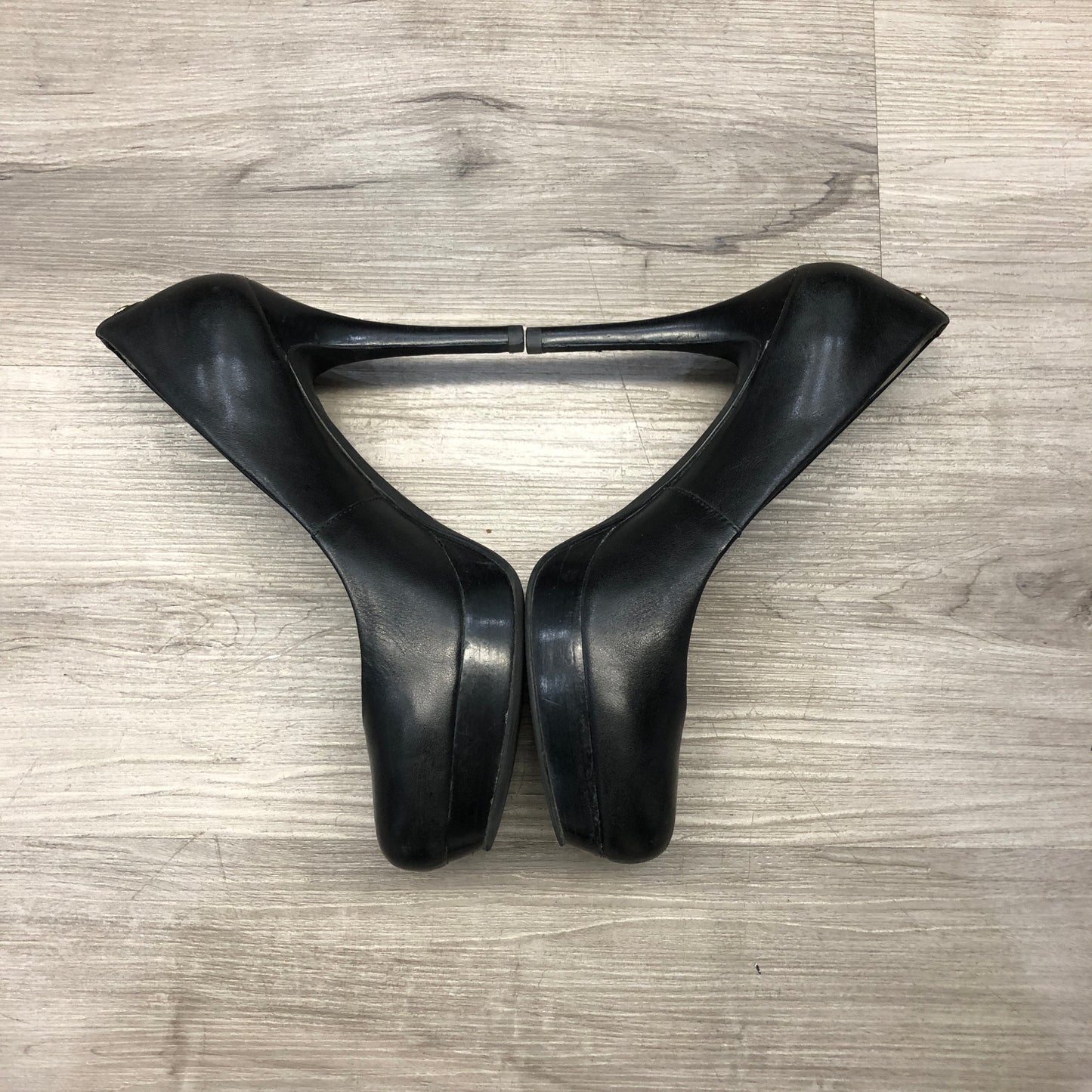 Michael Kors Women's Black Leather Round Toe Heeled Pumps 6