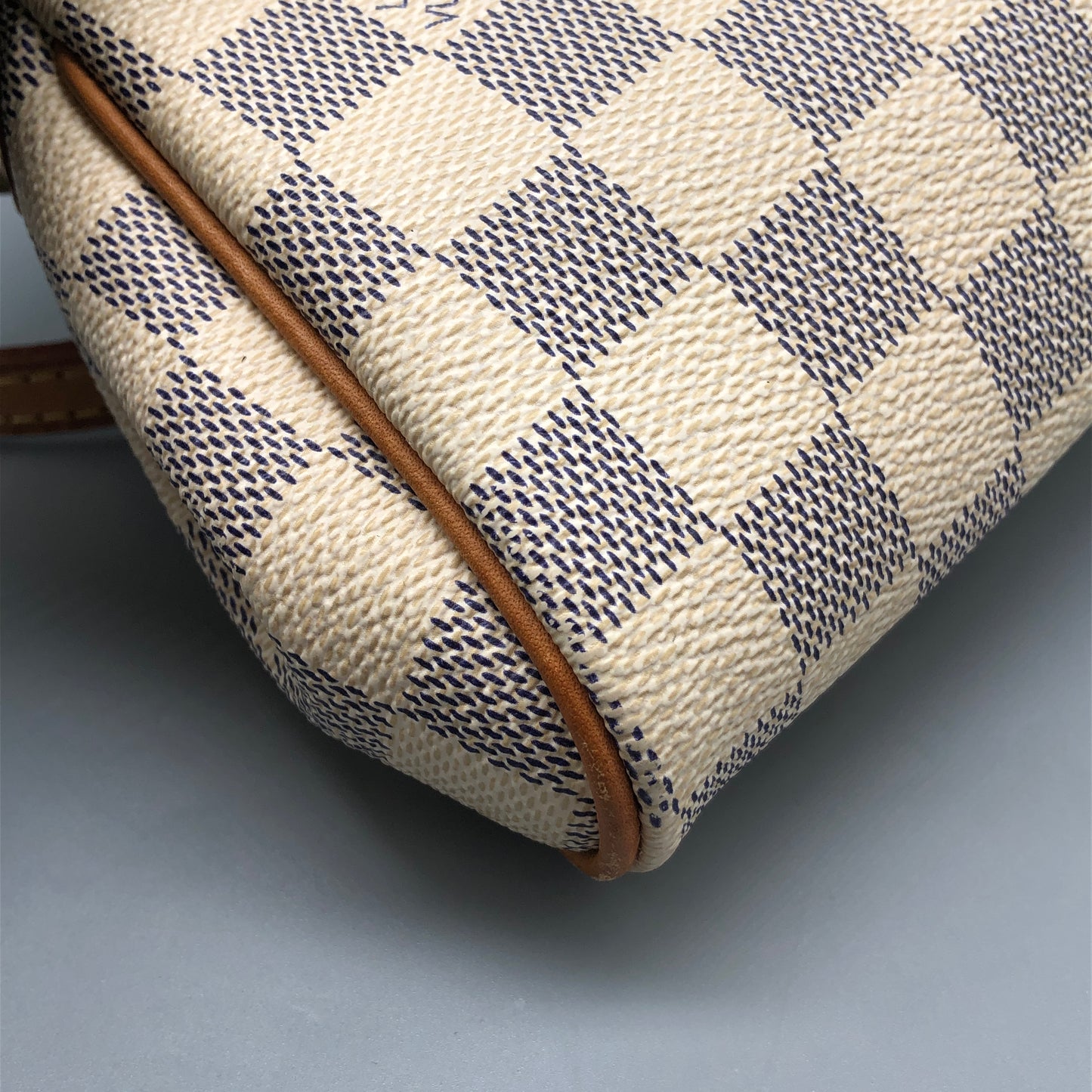 LV 25*13*4cm CrLouis Vuitton Damier Azur Eva Bag