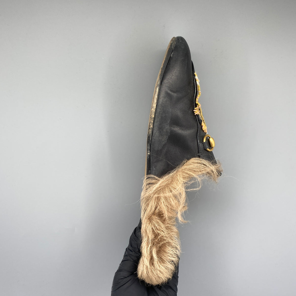Gucci Women‘s Black Leather Fur Lined Tiger Embroidered Mule  Size 38.5