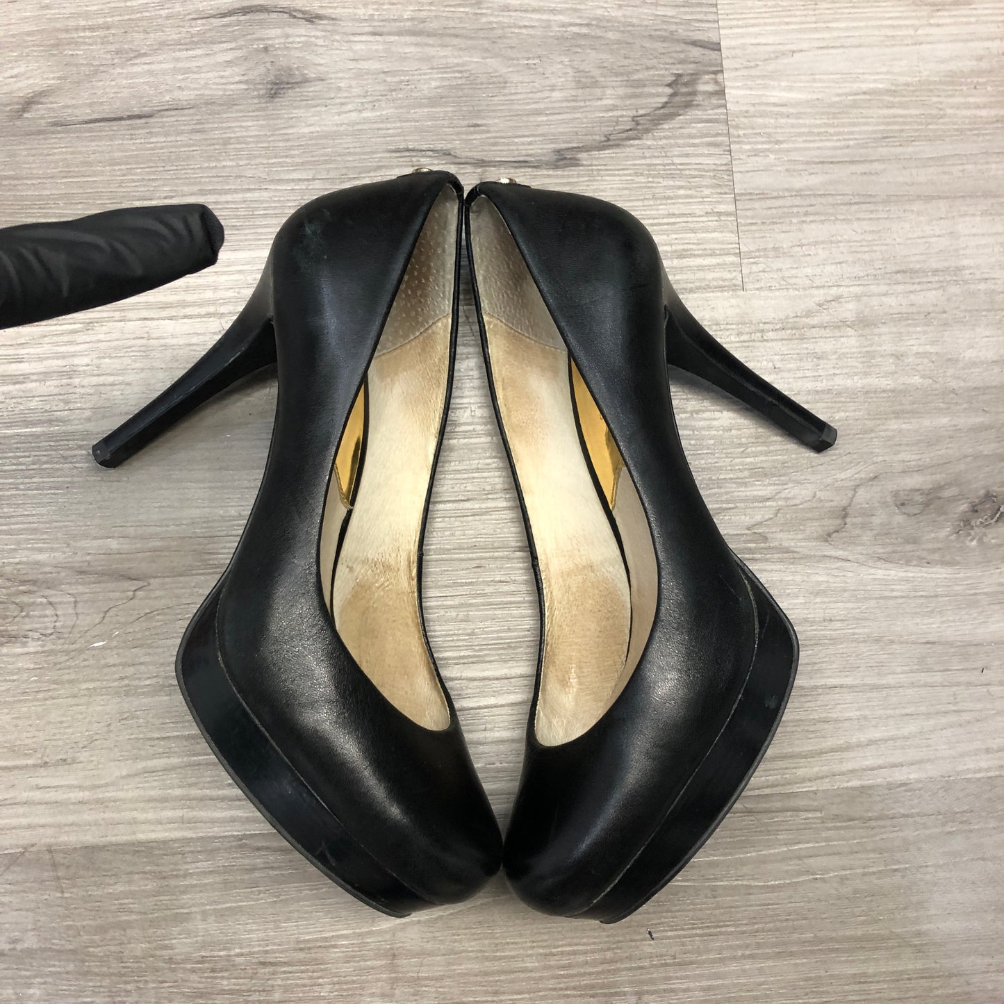 Michael Kors Women's Black Leather Round Toe Heeled Pumps 6