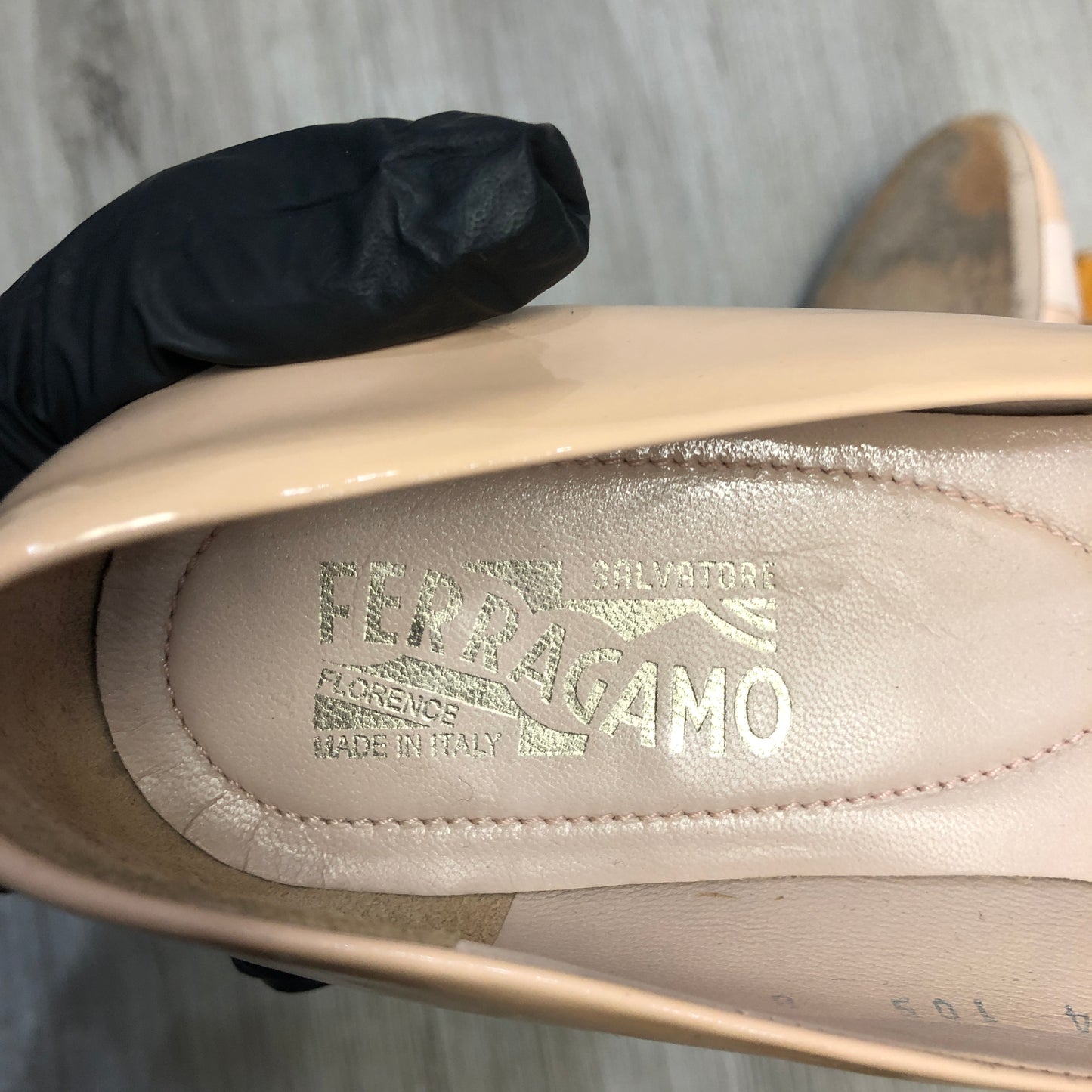 Salvatore Ferragamo Vara Bow Patent Leather Pumps US 8M Peach