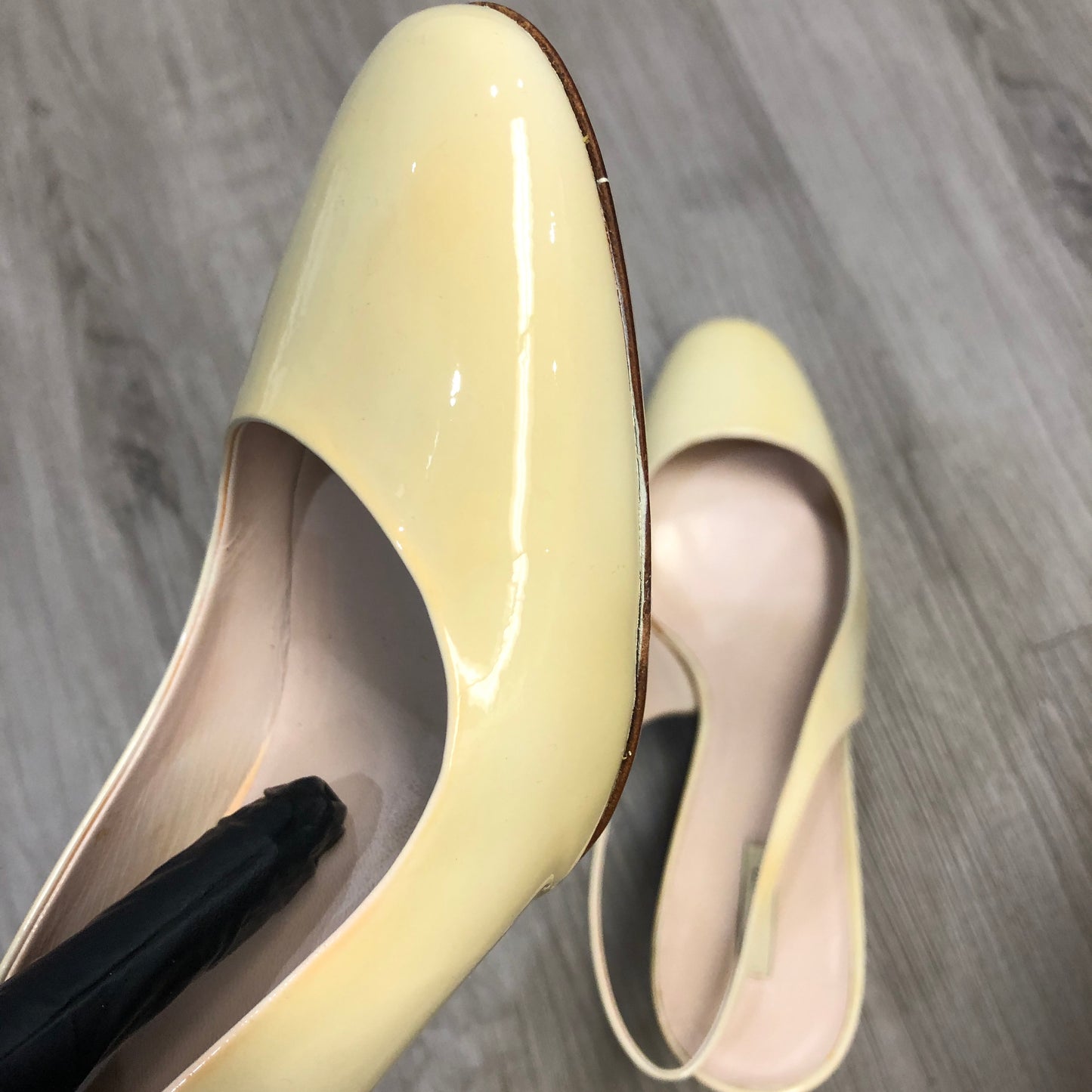 Miu Miu Women’s Patent Leather Slingback Pumps 39 cream