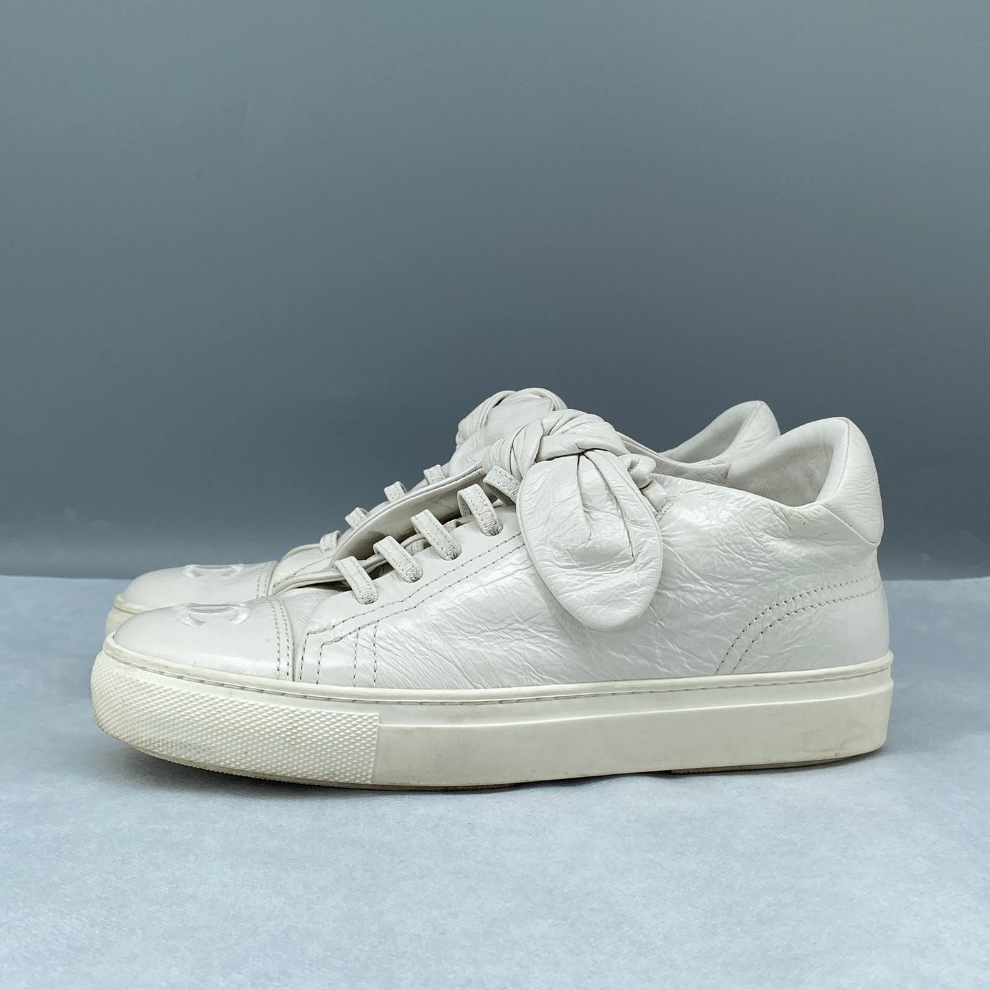 Chanel Women‘s White Bow Sneakers Size 35.5