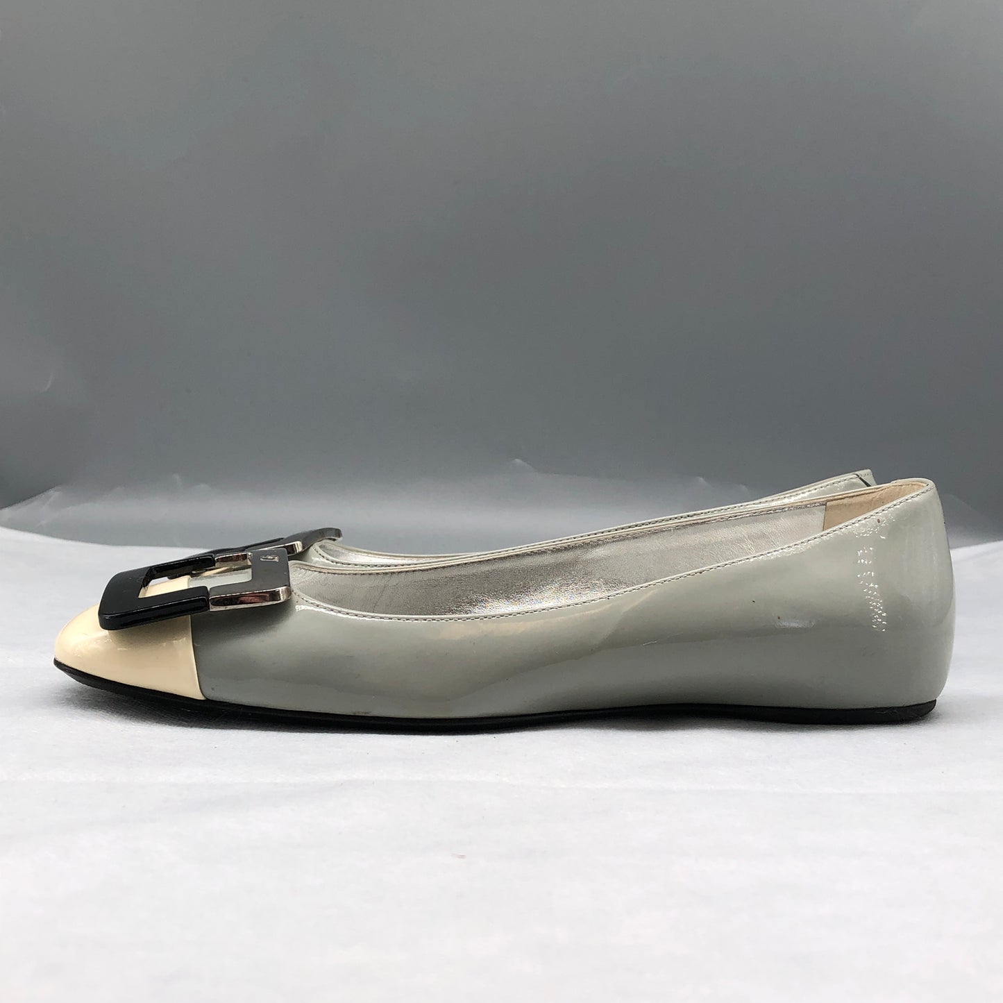 Roger Vivier Women's Greenish Grey & Cream Patent Flats shoes 36