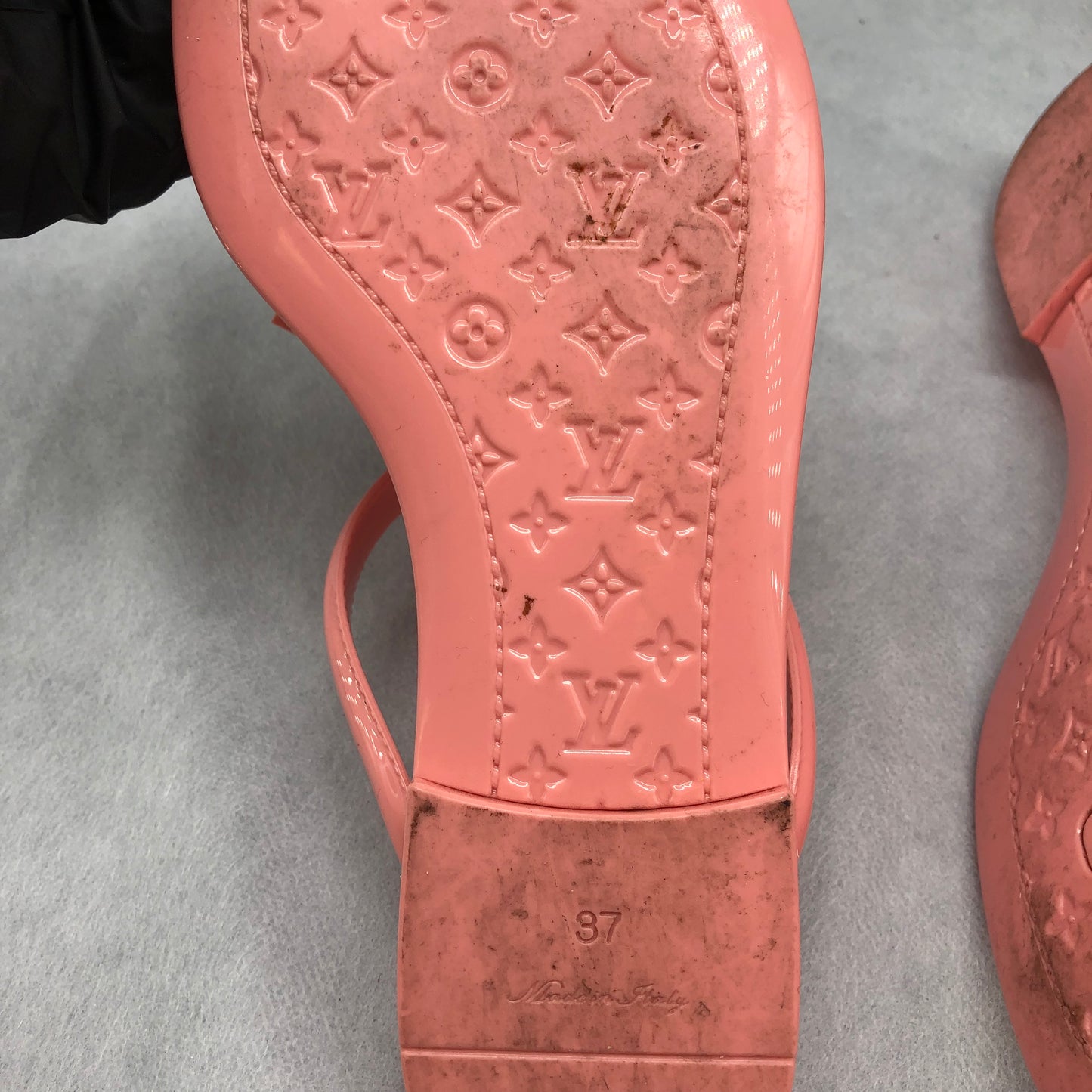 Louis Vuitton Pink Thong Sandals Women's Shoes Size 37