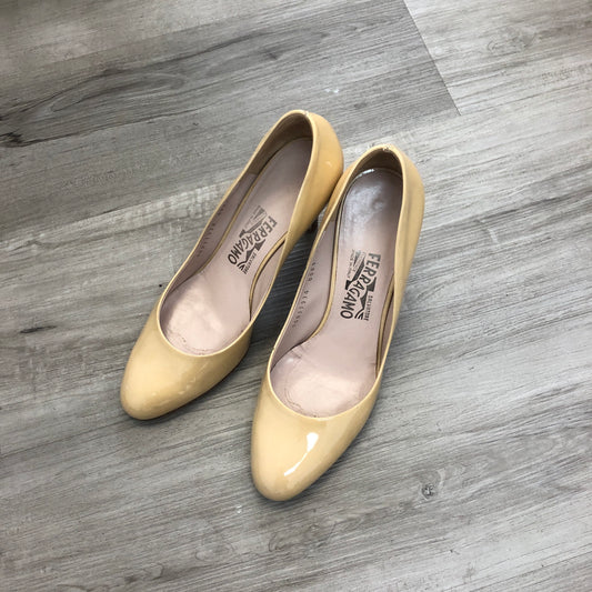 Salvatore Ferragamo Women‘s Patent Leather Round Toe Mid Heel Pumps Shoes 7.5B Beige