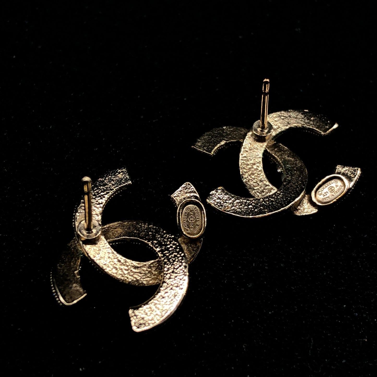Chanel 2021 Gold Tone Interlocking CC Pearl Stud Earrings Pearl/Gold