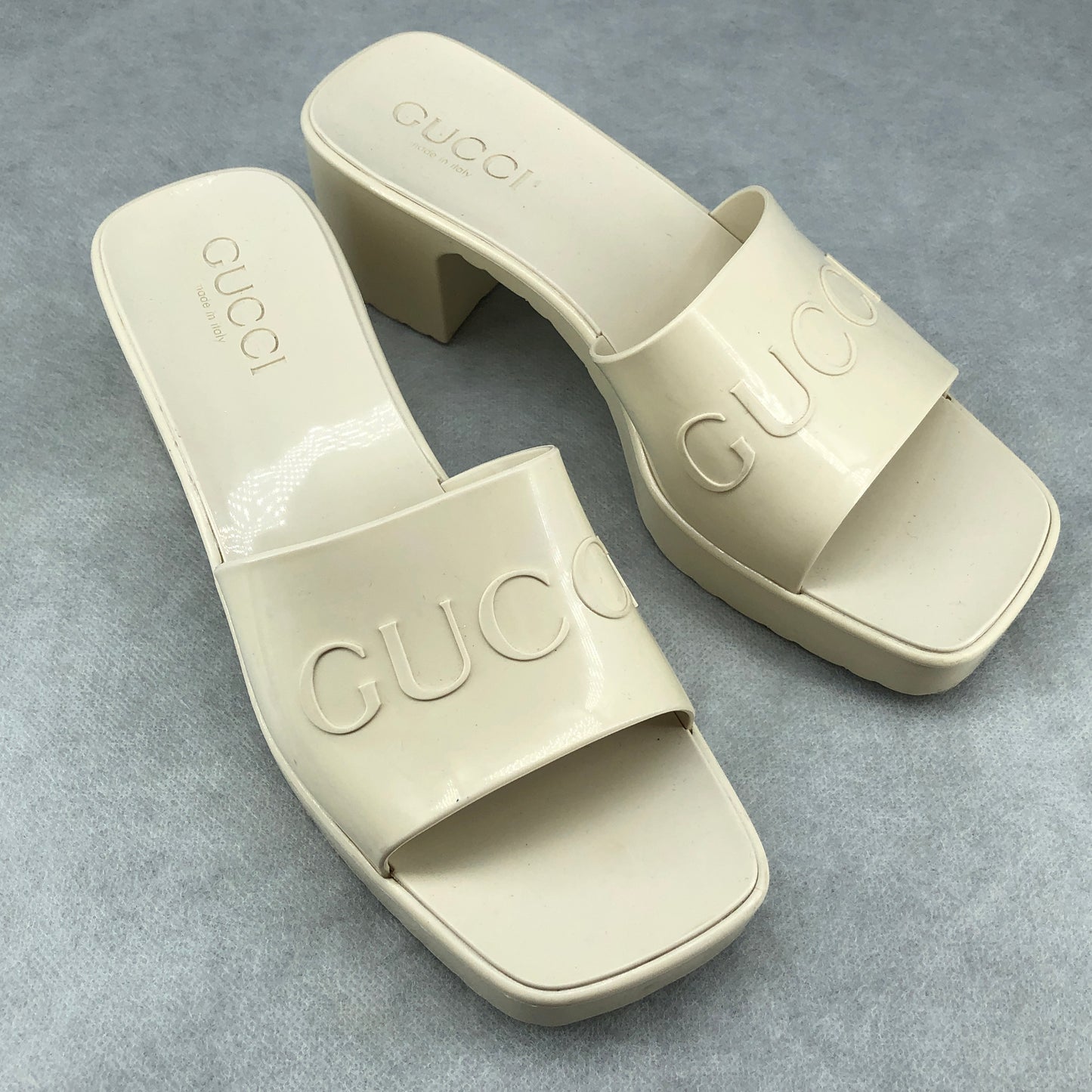 Gucci Logo Embossed Rubber Slide Sandals 35 cream