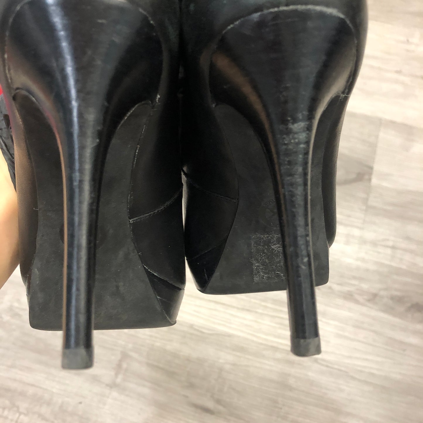Michael Kors Women's Black Leather Round Toe Heeled Pumps 6