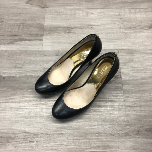 Michael Kors Women's Black Leather Round Toe Heeled Pumps 6