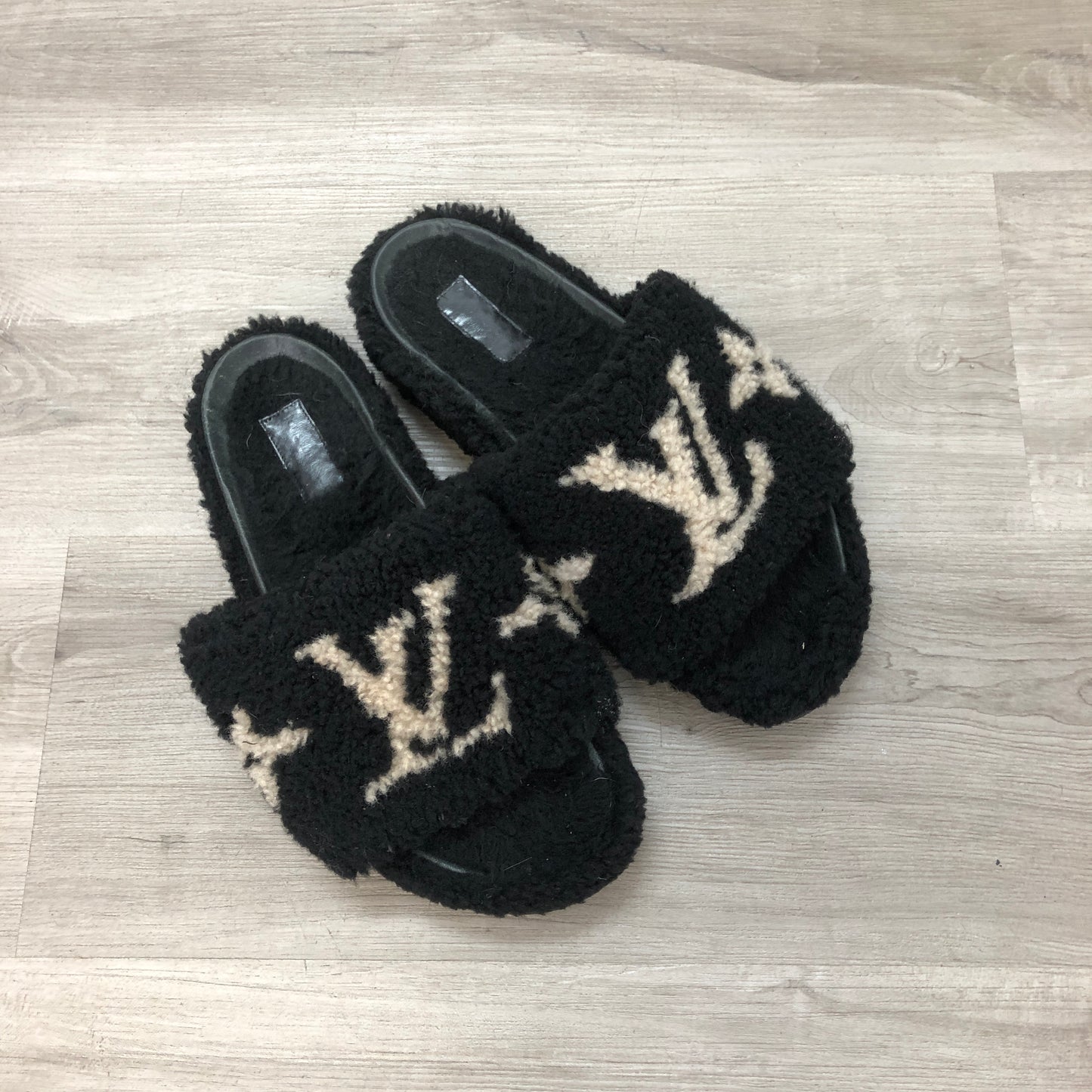 Louis Vuitton Unisex Teddy Shearling Monogram Slide Sandal 40 Black Beige Two-Tone