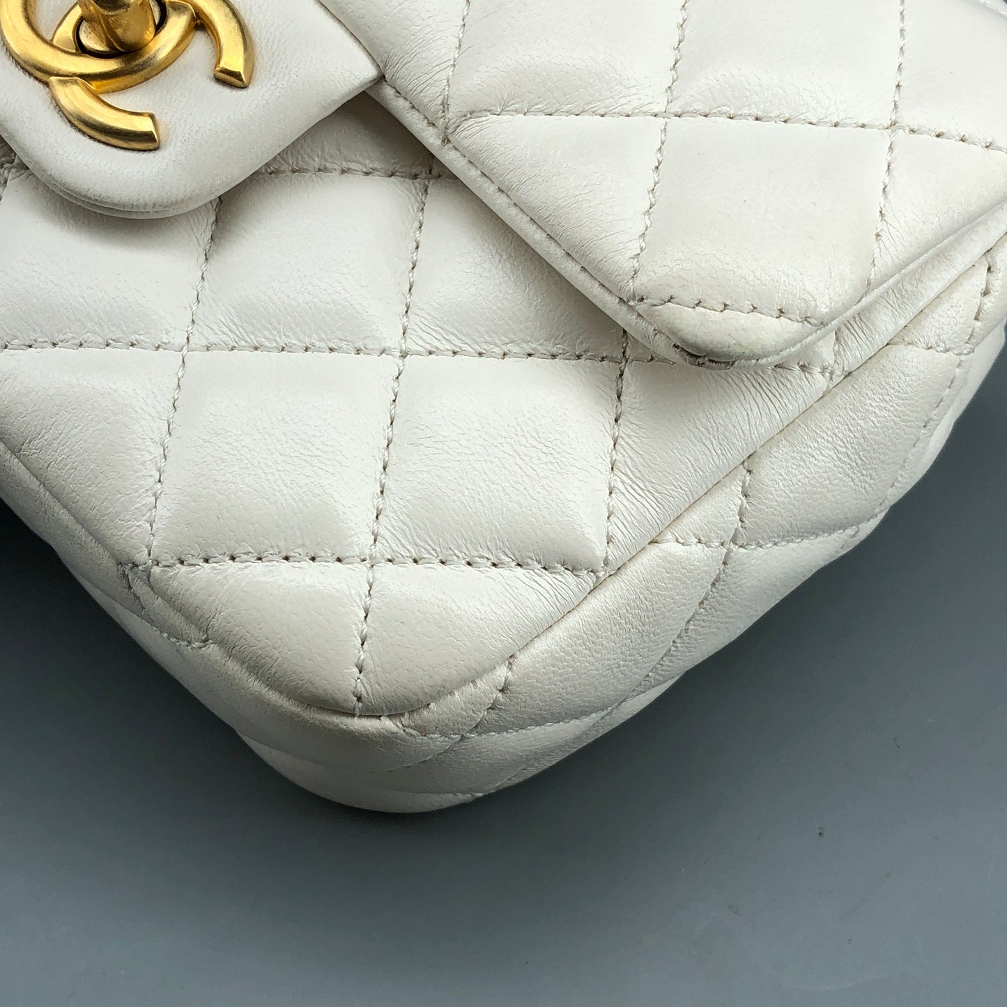 Chanel Lambskin Enamel Quilted Mini Coco Hearts Square Flap White Bag 清理中