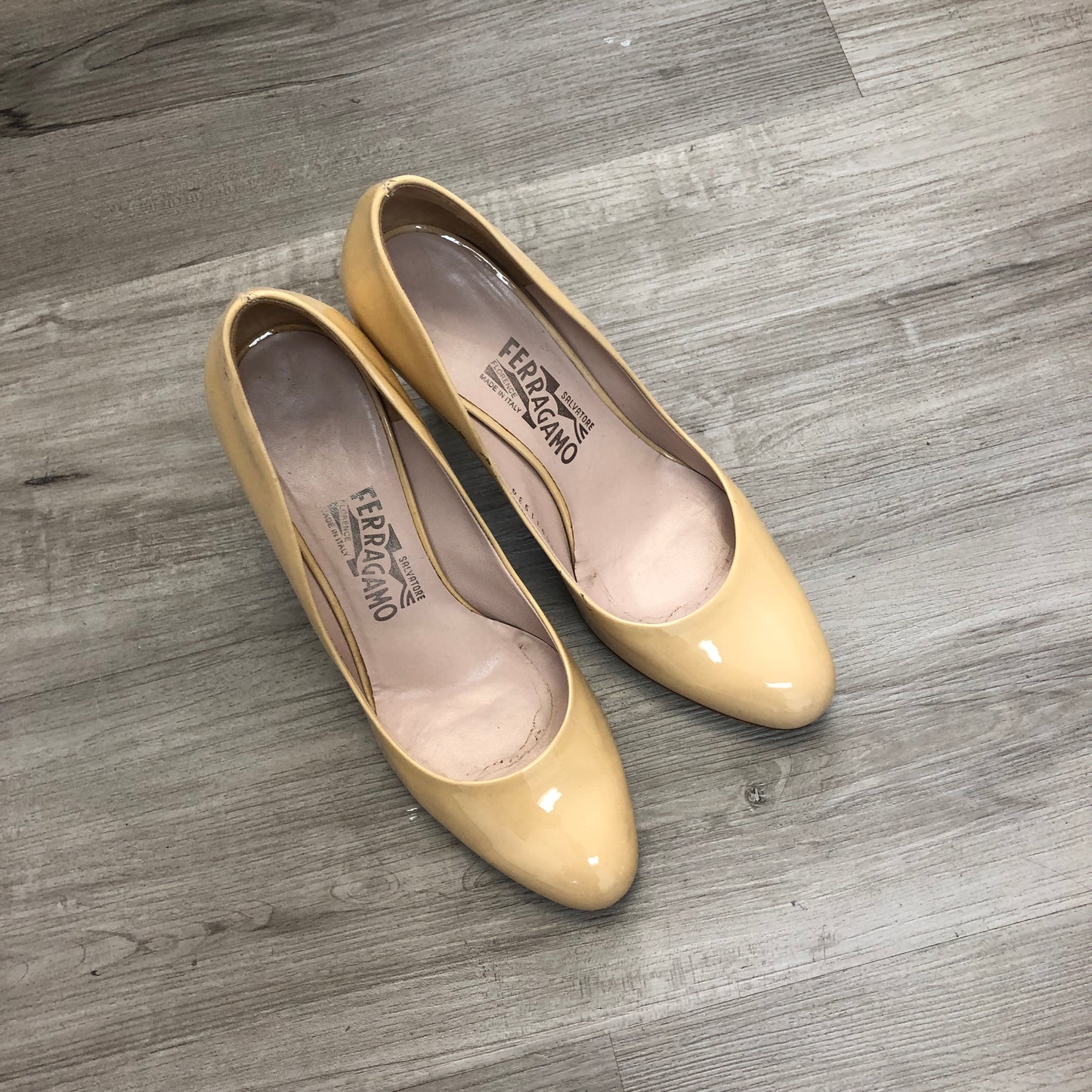 Salvatore Ferragamo Women‘s Patent Leather Round Toe Mid Heel Pumps Shoes 7.5B Beige