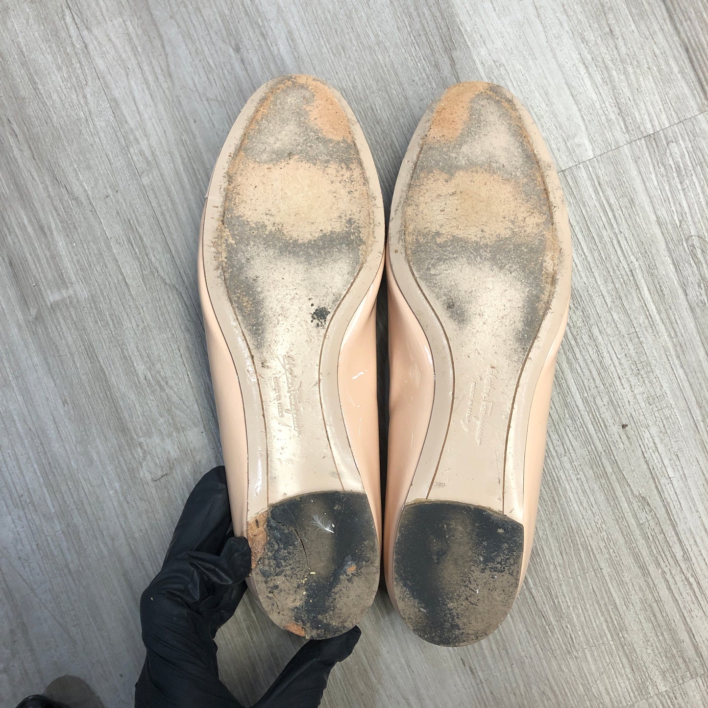 Salvatore Ferragamo Vara Bow Patent Leather Pumps US 8M Peach