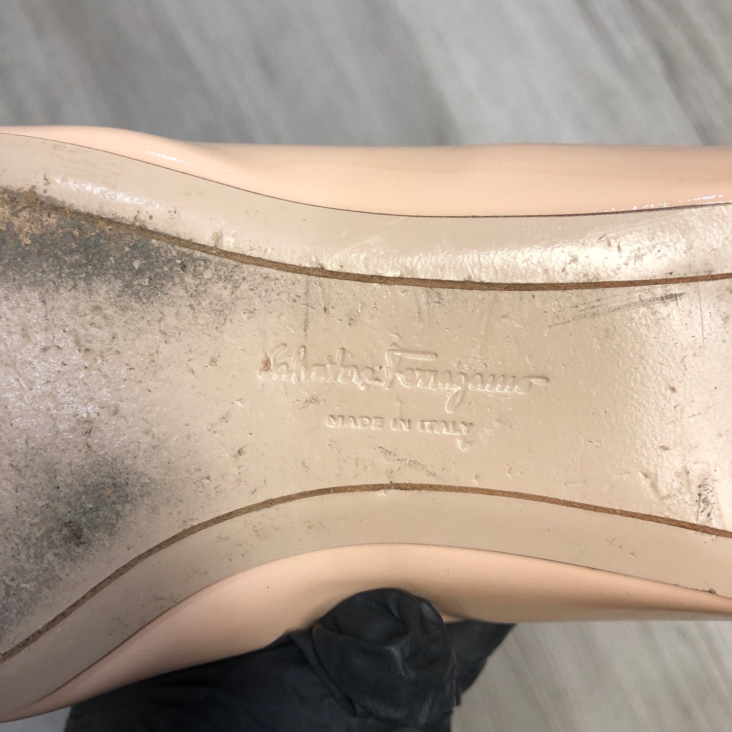 Salvatore Ferragamo Vara Bow Patent Leather Pumps US 8M Peach