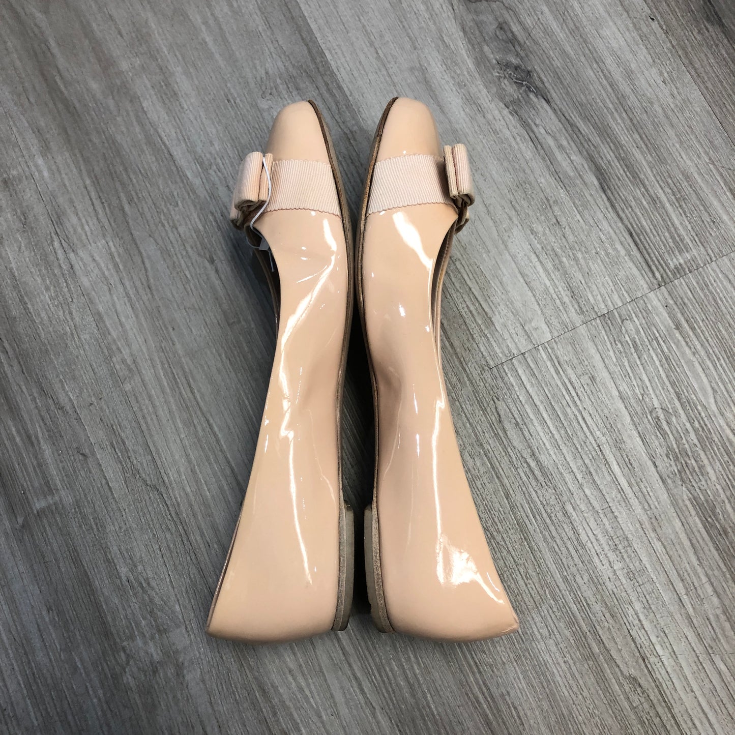 Salvatore Ferragamo Vara Bow Patent Leather Pumps US 8M Peach