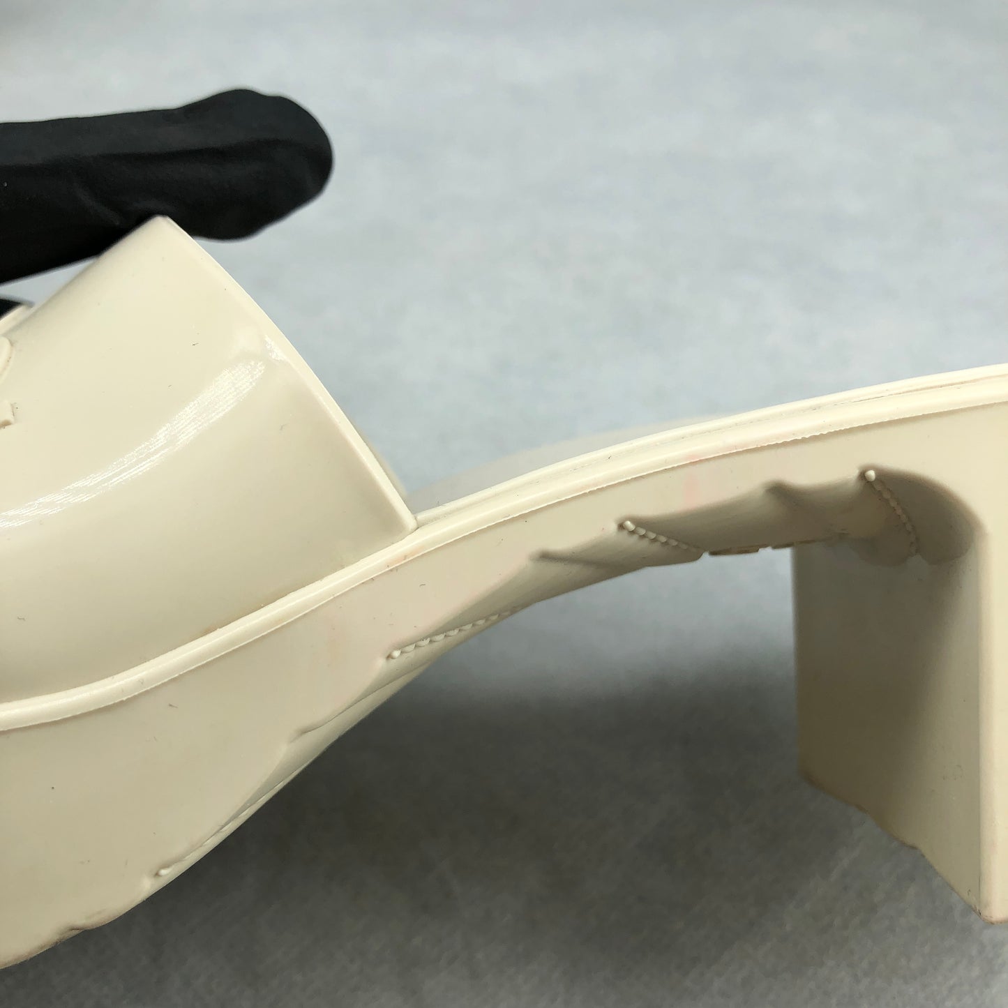 Gucci Logo Embossed Rubber Slide Sandals 35 cream