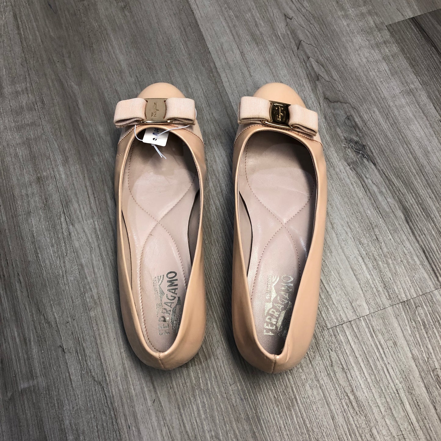 Salvatore Ferragamo Vara Bow Patent Leather Pumps US 8M Peach