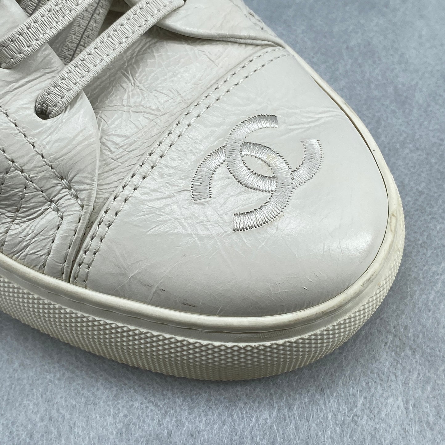 Chanel Women‘s White Bow Sneakers Size 35.5