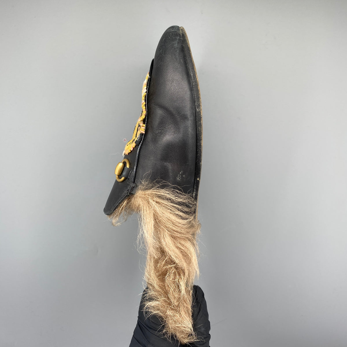 Gucci Women‘s Black Leather Fur Lined Tiger Embroidered Mule  Size 38.5