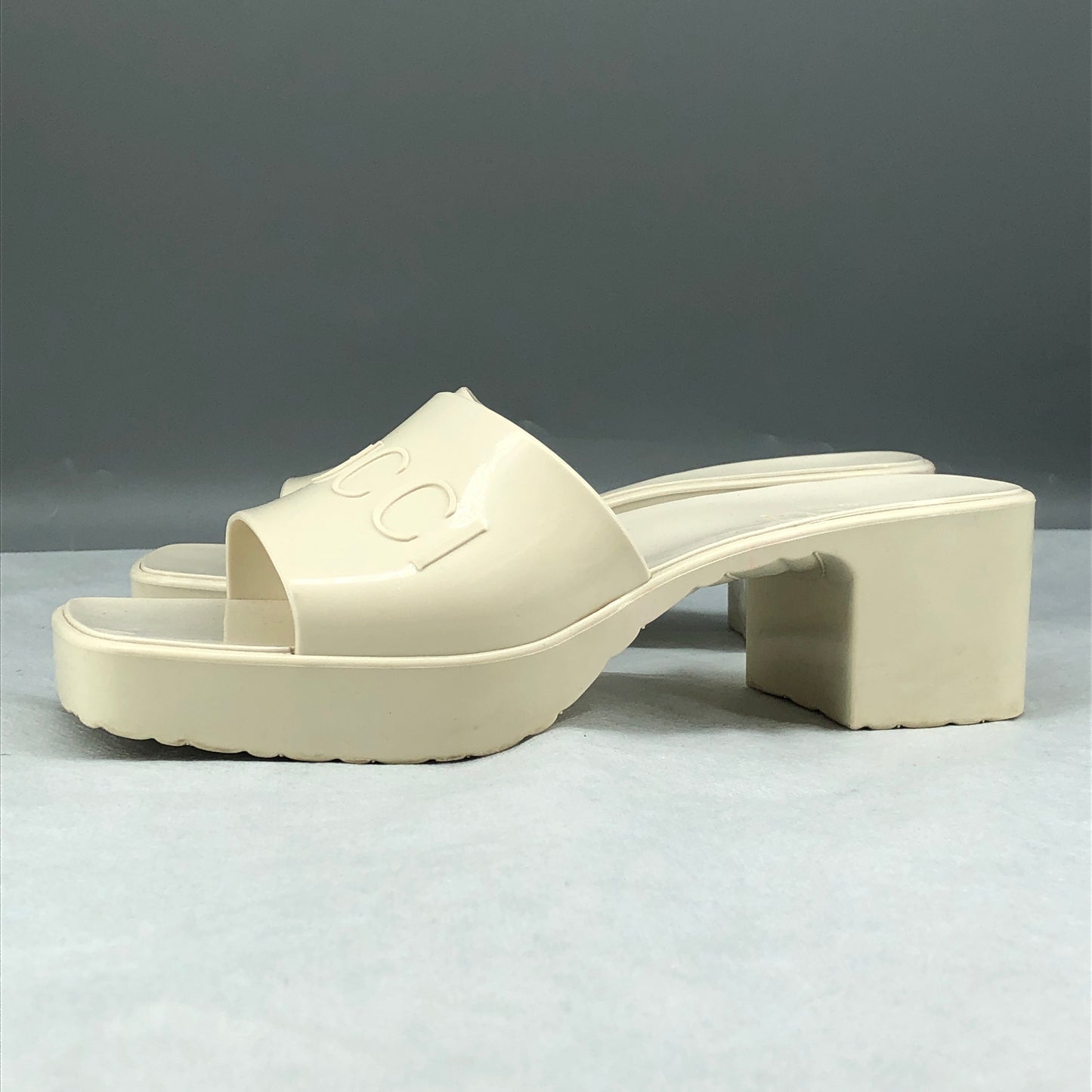 Gucci Logo Embossed Rubber Slide Sandals 35 cream