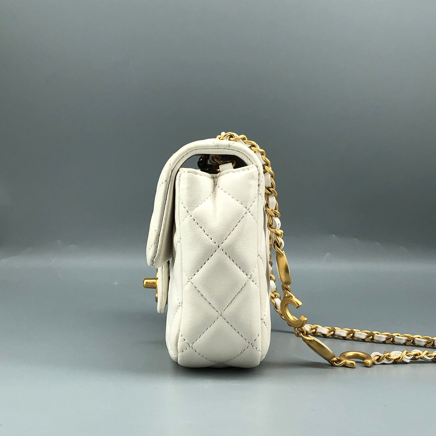 Chanel Lambskin Enamel Quilted Mini Coco Hearts Square Flap White Bag 清理中