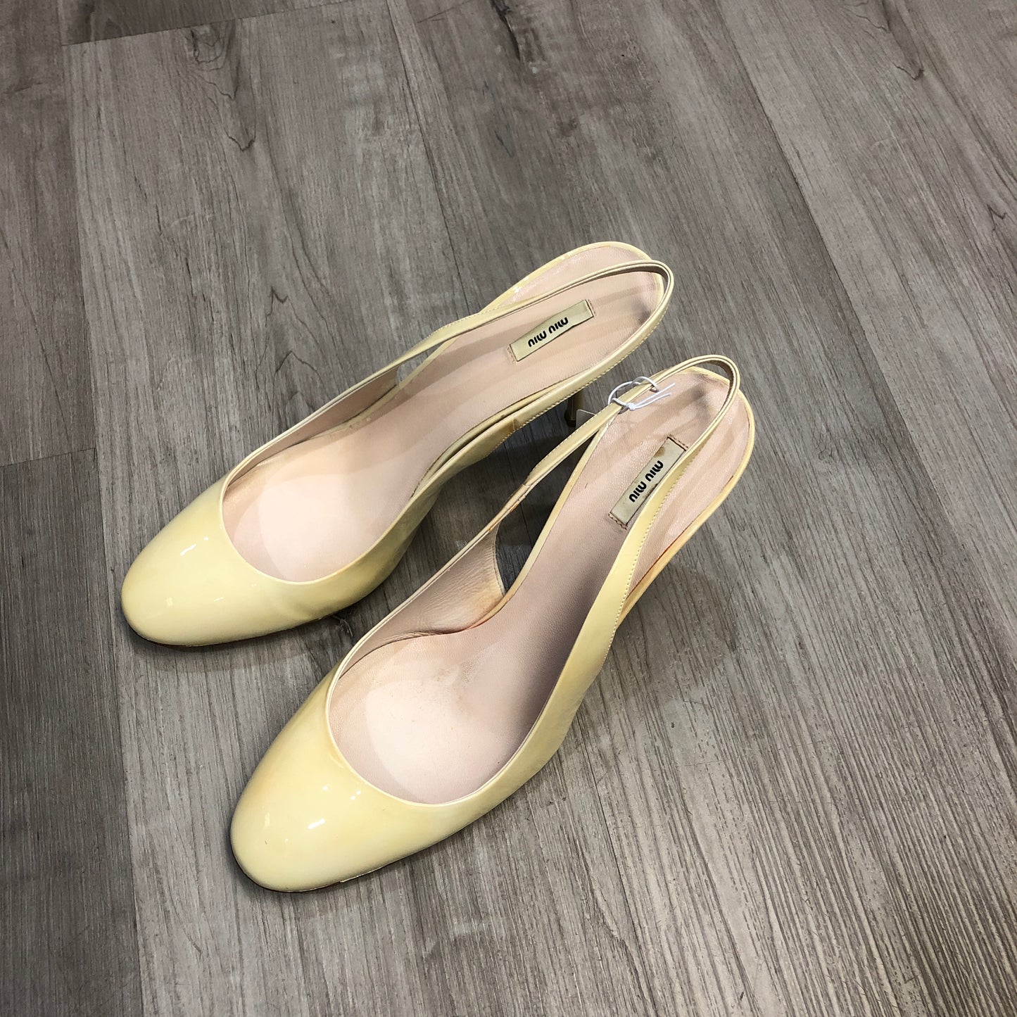 Miu Miu Women’s Patent Leather Slingback Pumps 39 cream