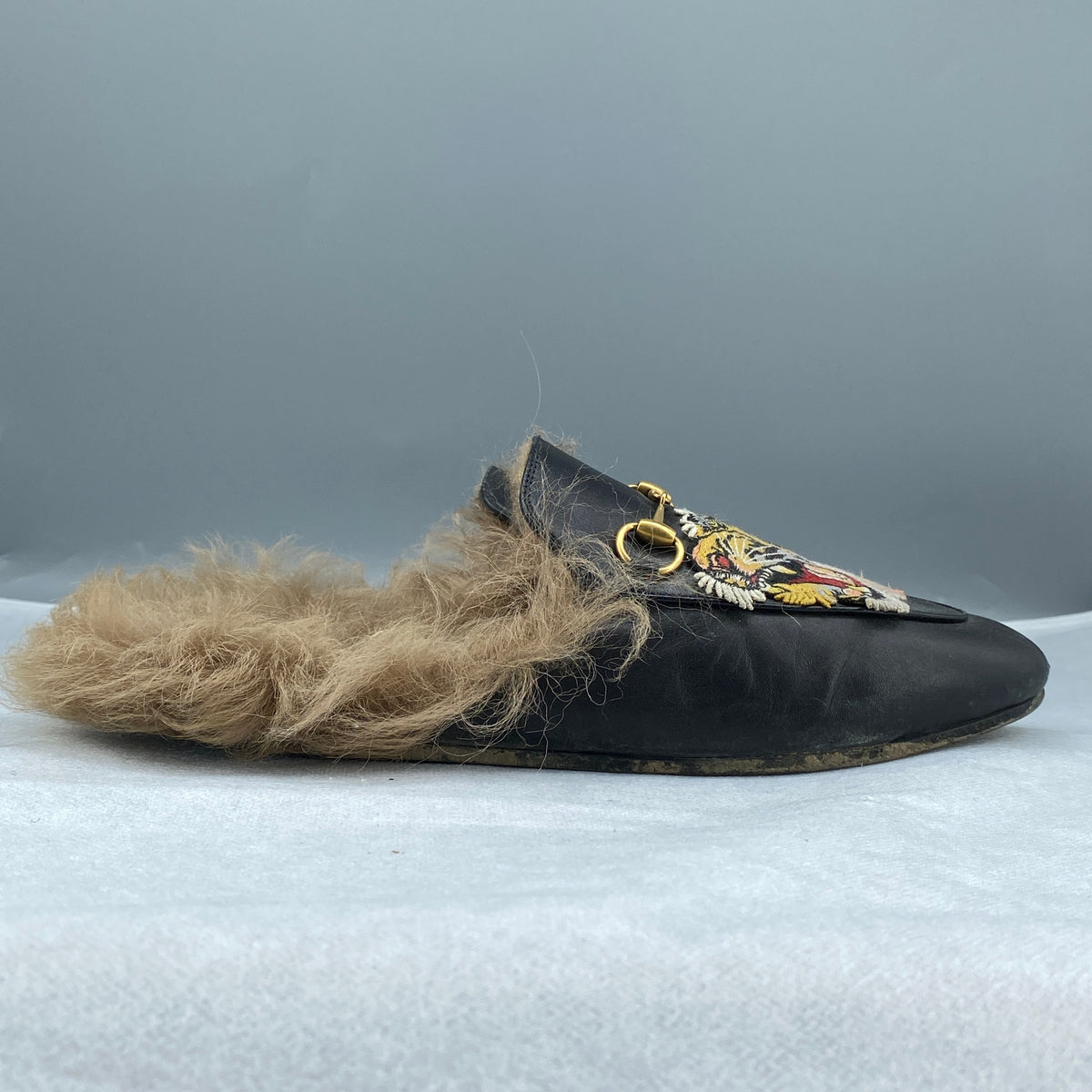 Gucci Women‘s Black Leather Fur Lined Tiger Embroidered Mule  Size 38.5